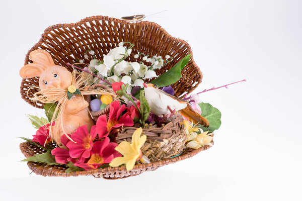 Пасхальное украшение пасхальным кроликом и цветами
