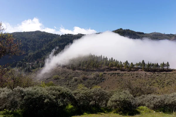 Μεγάλο σύννεφο στα βουνά της Γκραν Κανάρια — Φωτογραφία Αρχείου