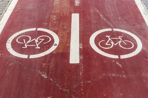 Panneau de piste cyclable blanche sur la route asphaltée — Photo