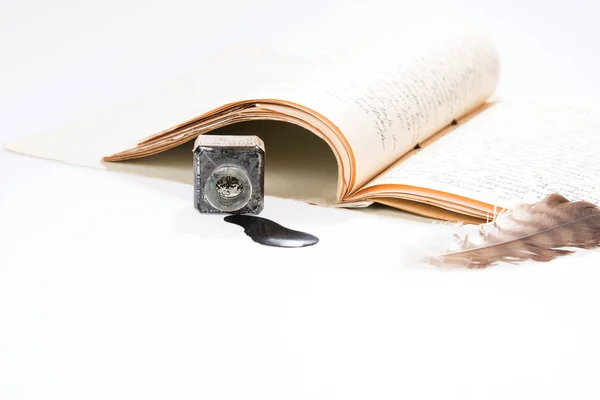 Pluma de escritura antigua y punto de tinta con letra manuscrita —  Fotos de Stock