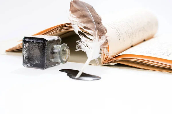 Oude schrijven doezelen en inkt plek met handgeschreven brief — Stockfoto