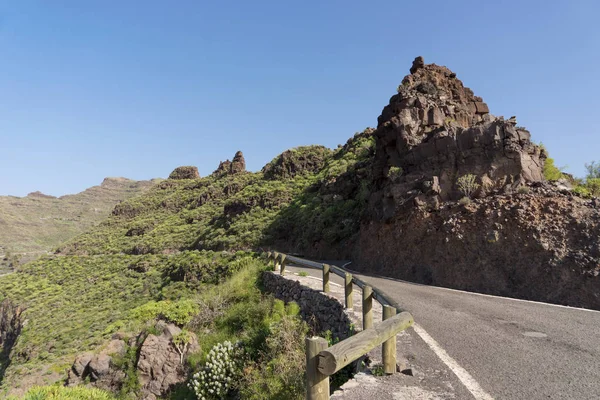 Narrow road through the mountains on the island of Gran Canaria — Stock Photo, Image