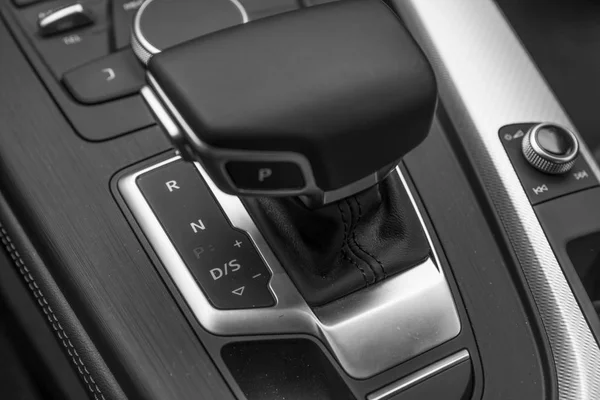 Stick de transmisión automática y elegante interior del coche — Foto de Stock