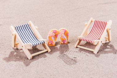 Sahilde iki şezlong