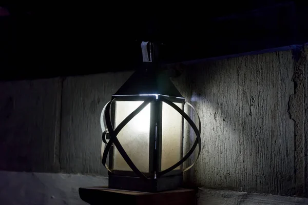 Lâmpada de lanterna luminosa antiga vintage — Fotografia de Stock