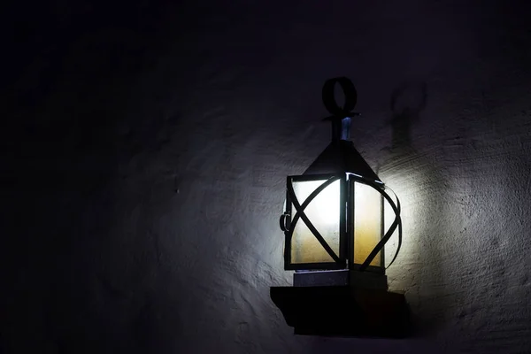 Lâmpada de lanterna luminosa antiga vintage — Fotografia de Stock