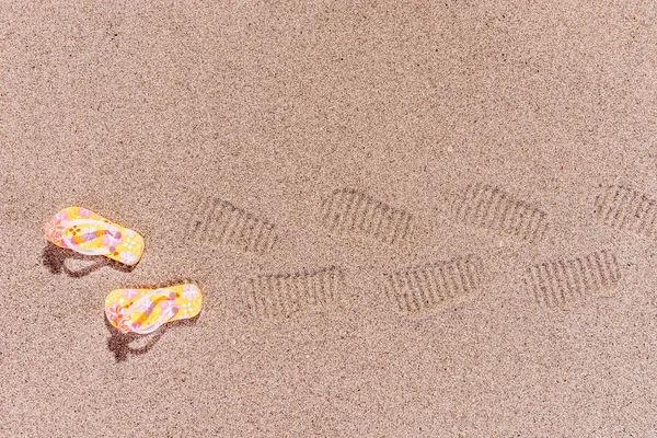 Impressões de sapatos de chinelos na praia — Fotografia de Stock