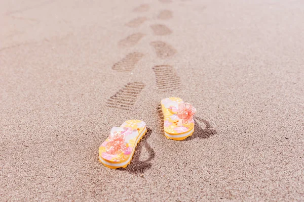 Schuhabdrücke von Flip Flops am Strand — Stockfoto