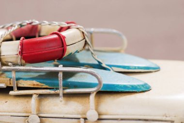 Sörf tahtaları ve kurtarma yüzük araba