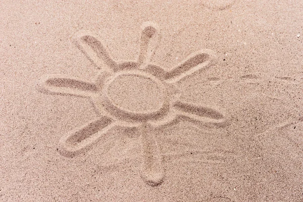 Sonne in den Sand gemalt — Stockfoto