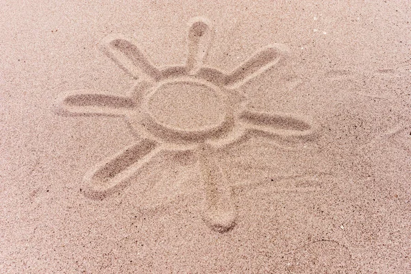 Sonne in den Sand gemalt — Stockfoto