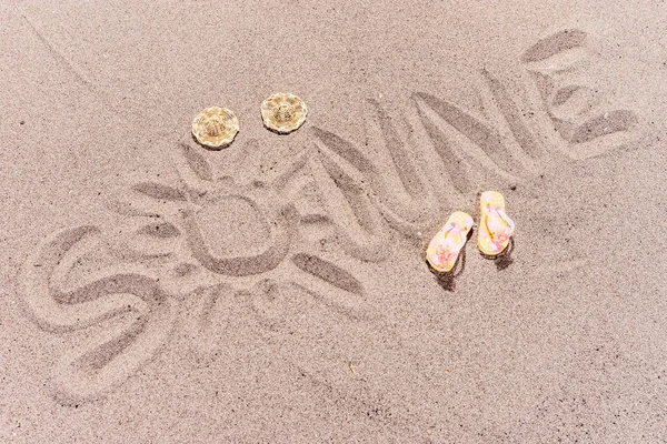 Palabra sol en alemán escrito en la arena de la playa — Foto de Stock