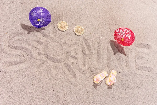 Слово сонце в німецький написана на пісок пляжу — стокове фото