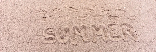 Palavra verão escrito na praia — Fotografia de Stock