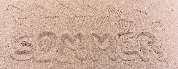Parola estate in tedesco scritta sulla spiaggia — Foto Stock