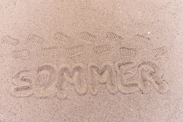 Wort Sommer auf Deutsch am Strand geschrieben — Stockfoto