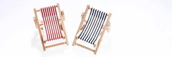 Due sedie a sdraio vuote isolate su bianco — Foto Stock