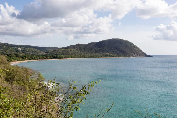 Mening van de grote baai bij Deshaies, Guadeloupe — Stockfoto