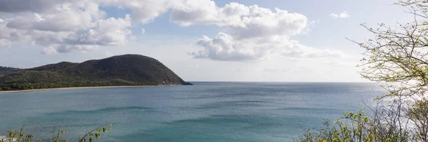 Mening van de grote baai bij Deshaies, Guadeloupe — Stockfoto