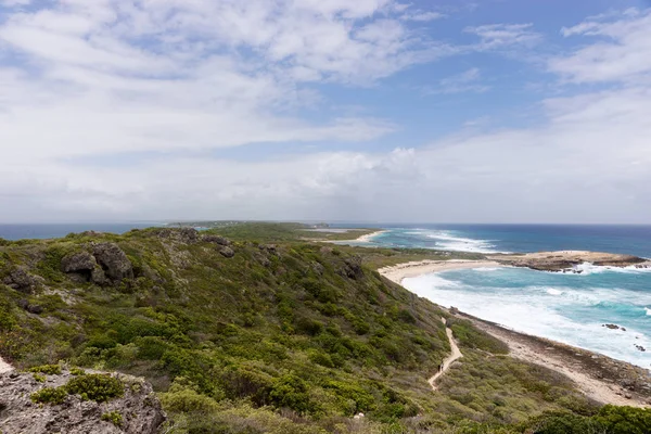 Pohled z Pointe des Chateaux, nejvýchodnější bod francouzského ostrova Guadeloupe — Stock fotografie