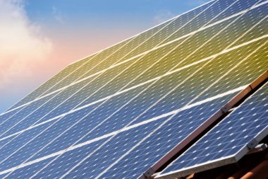 Yansıma günbatımı güneş paneli