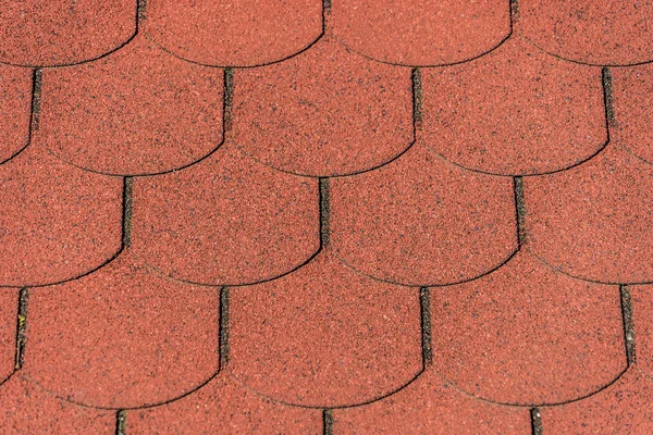 Primo piano di scandole di bitume rosse su un tetto — Foto Stock