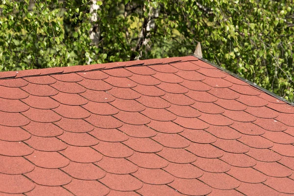 Dach mit roten Bitumenschindeln — Stockfoto