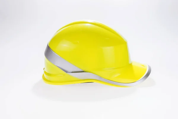 Chapéu amarelo capacete de segurança isolado no branco — Fotografia de Stock