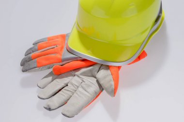Sarı kask iş ve koruyucu eldivenler