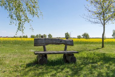 Ahşap tezgah açık havada, arka planda tecavüz alanı