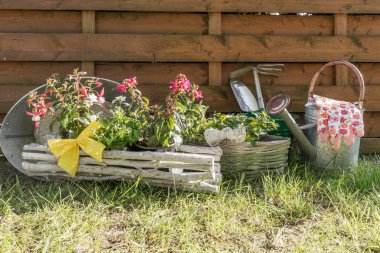 çiçekli Bahçe aletleri