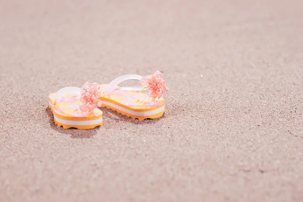 Πολύχρωμες σαγιονάρες στην αμμώδη παραλία — Φωτογραφία Αρχείου