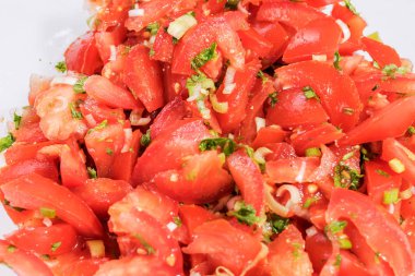 Karışık domates salatası soğan ile