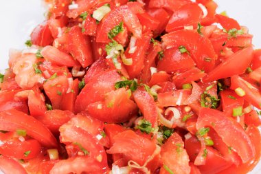 Karışık domates salatası soğan ile