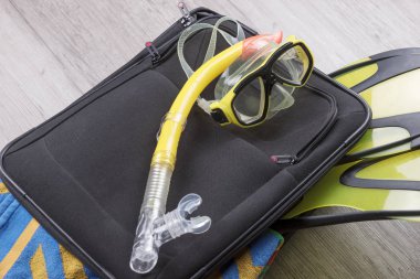 Seyahat bavul dalış için aksesuarlar ile ayarlayın