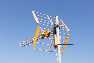 Metal çatı televizyon ile mavi gökyüzü hava