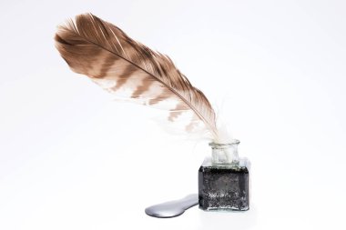 Siyah mürekkep tencerede eski yazı tüy