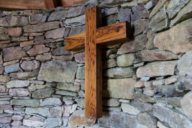 Taş duvar ahşap çapraz