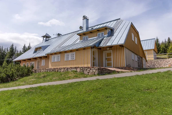 Современный деревянный дом в чешских горах — стоковое фото
