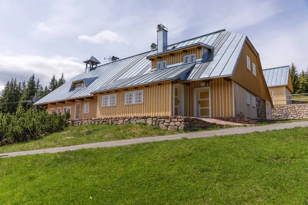 Casa de madera moderna en las montañas gigantes checas —  Fotos de Stock