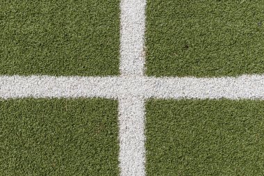 Yeşil sentetik çim spor sahası beyaz çizgi ile