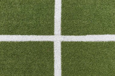 Yeşil sentetik çim spor sahası beyaz çizgi ile