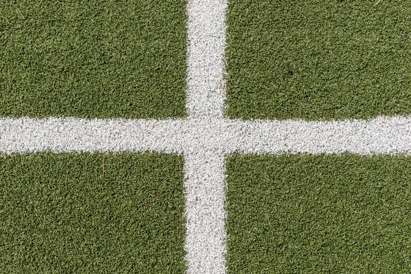Groene kunstgras sportveld met witte lijn — Stockfoto