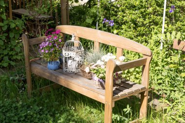 Çiçekli küçük ahşap Bank