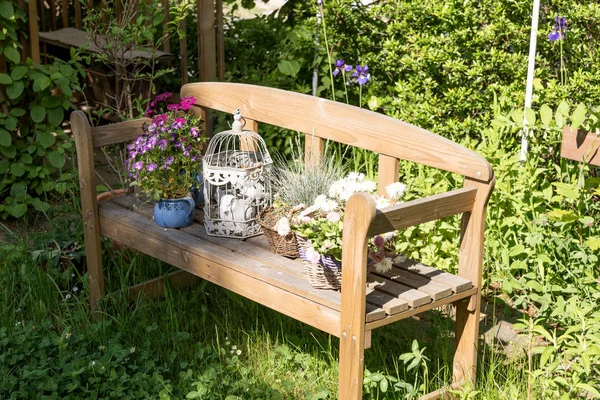 Çiçekli küçük ahşap Bank