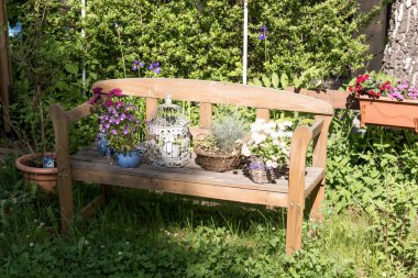 Çiçekli küçük ahşap Bank