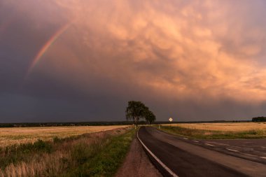 Gökkuşağı gökyüzü ile dramatik günbatımı