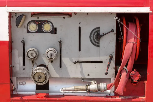Equipo en un camión de bomberos viejo —  Fotos de Stock