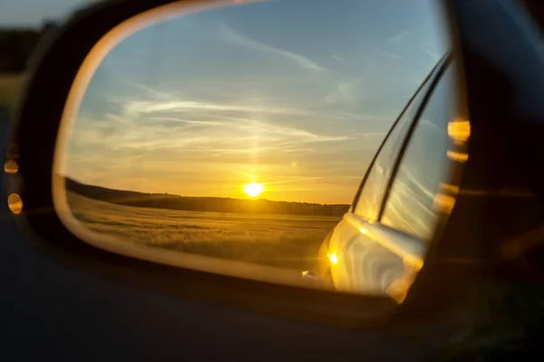 Восход солнца в заднем зеркале — стоковое фото