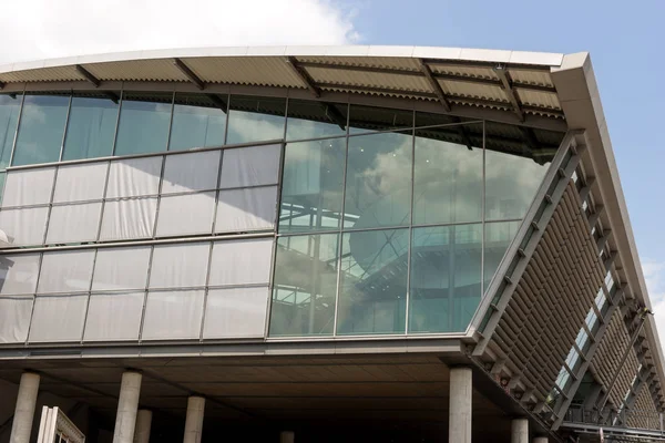 Arhitectură modernă, vedere exterioară Clădirea aeroportului din Leipzig — Fotografie, imagine de stoc